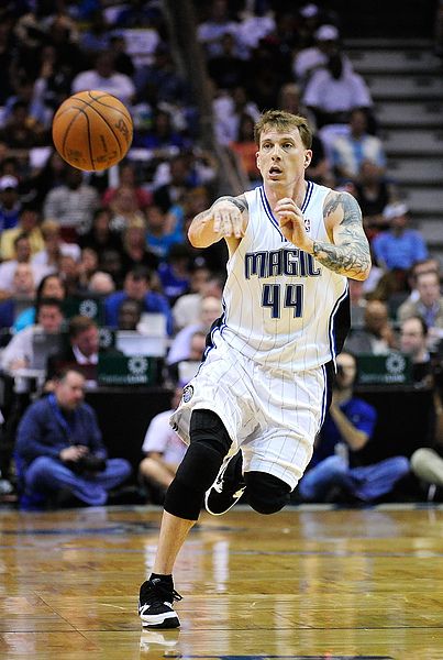 周琦晒与赵睿&翟晓川&方硕合照：又是一年新赛季